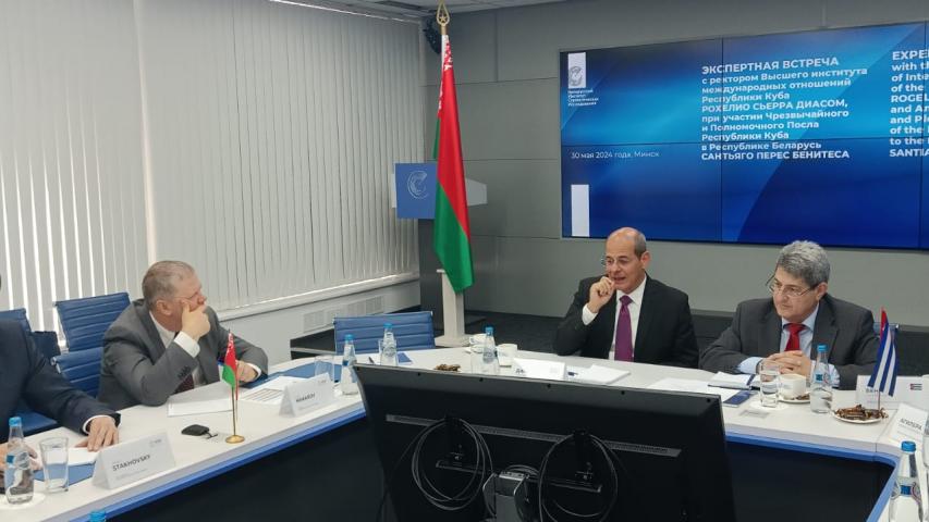 El Rector del ISRI  en compañía del embajador cubano en Belarus , fueron recibidos por el  Director del Instituto de Investigaciones  Estratégicas  de Belarus