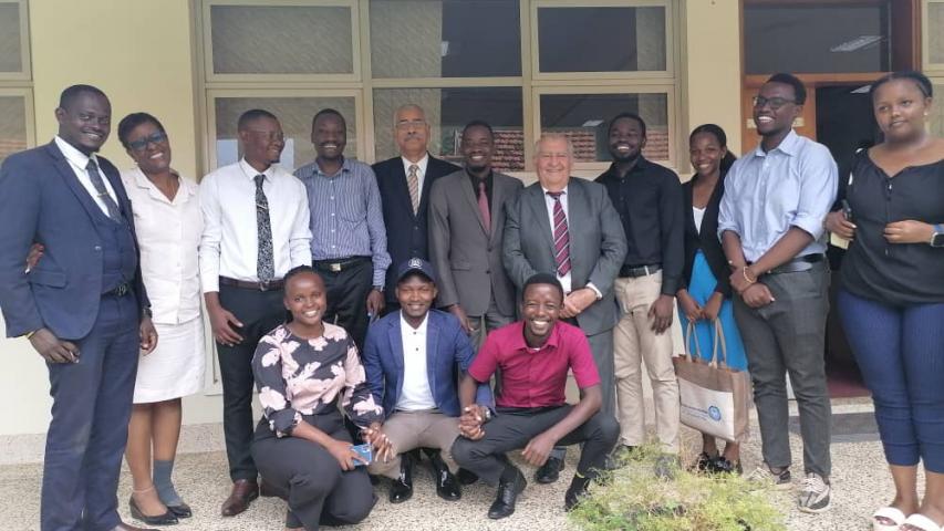 La delegación oficial  del ISRI sostuvo encuentro con  universitarios ugandeses