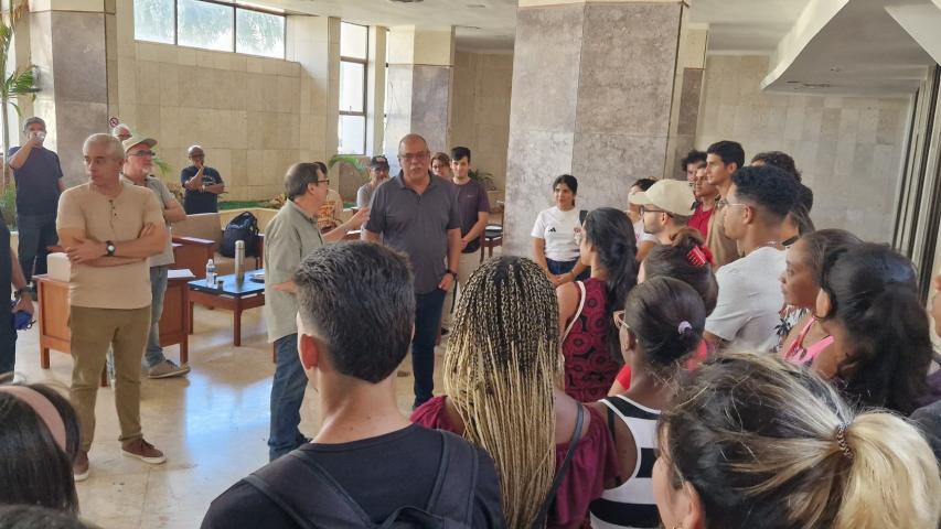 Conversatorio sobre la actual contigencia eletroenergetica con el ministro de energía y minas