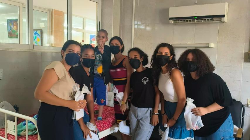 Estudiantes del  ISRI  visitaron la Sala de Pediatría del Instituto Nacional de Oncología y Radiobiología