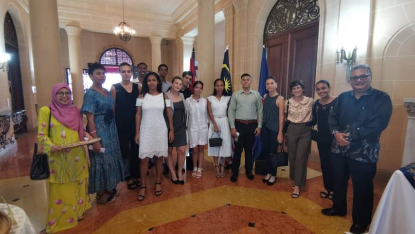Los estudiantes del ISRI tuvieron la posibilidad de intercambiar con el Embajador de Malasia en Cuba. 